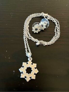 Silver Snow Flake Pendant Necklace And Earrings